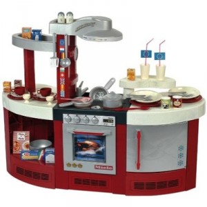 Klein - 9096 - Cuisine - Sonore Miele "Gourmet International" avec Réfrigérateur/Coin-Bar/table Petit-déjeuner