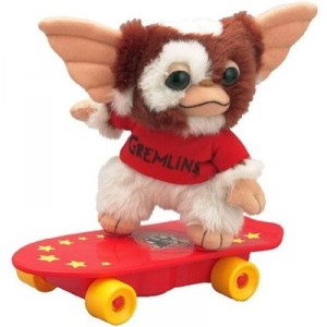 Neca Gremlins peluche Gizmo sur son skate 20 cm